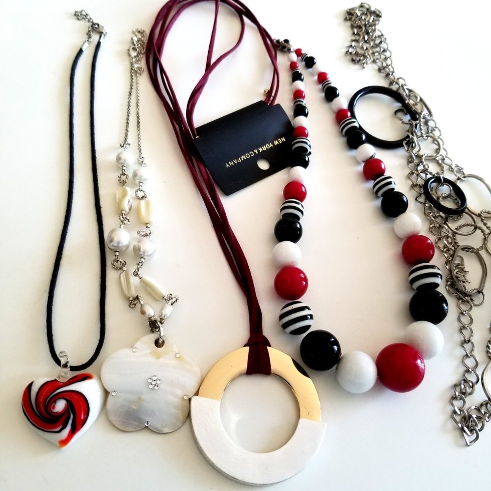 Lot of 5 Red Black White Beaded Necklaces Mother of Pearl Hearts - Picture 10 of 13